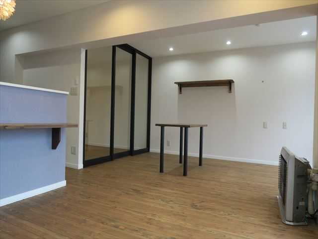 窓のない和室が開放的な洋室に大変身 無垢のフローリングと造作テーブルが特徴のマンションリノベ リノベーション事例事例 いかすハウス リノベ不動産