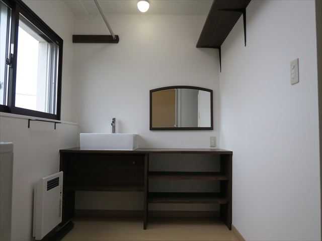 窓のない和室が開放的な洋室に大変身 無垢のフローリングと造作テーブルが特徴のマンションリノベ リノベーション事例事例 いかすハウス リノベ不動産