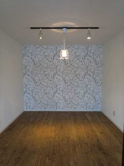 窓のない和室が開放的な洋室に大変身 無垢のフローリングと造作テーブルが特徴のマンションリノベ リノベーション事例事例 いかすハウス リノベ不動産